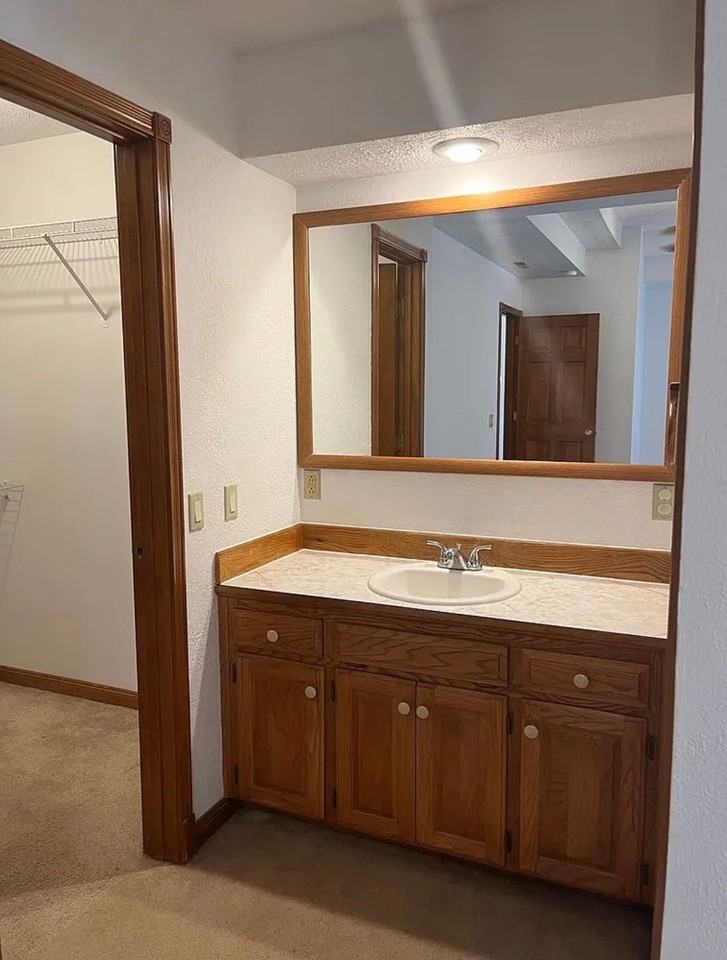 285 N George Ave - Photo 4 of 6