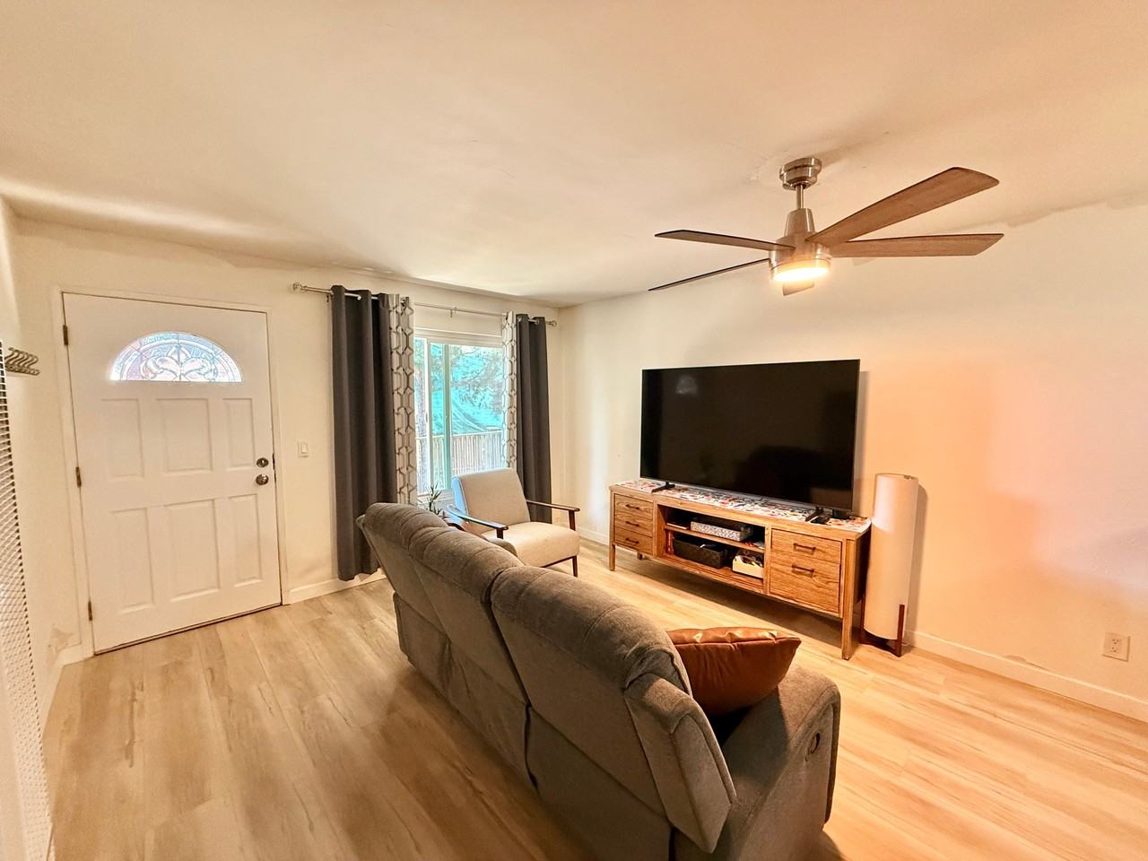 227 50th St #10 - Photo 3 of 20