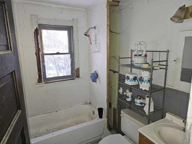 219 Eastern Ave - Photo 7 of 14
