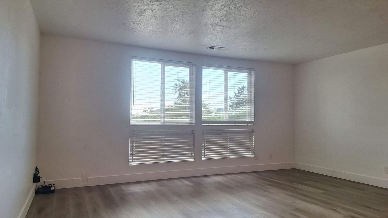 935 E St #10 - Photo 3 of 10