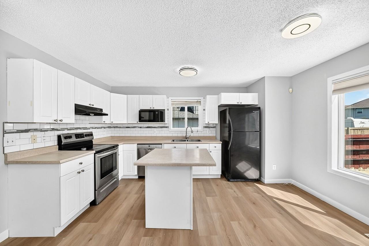 203 84 St Sw - Photo 3 of 48