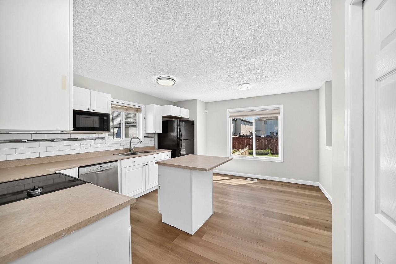 203 84 St Sw - Photo 4 of 48