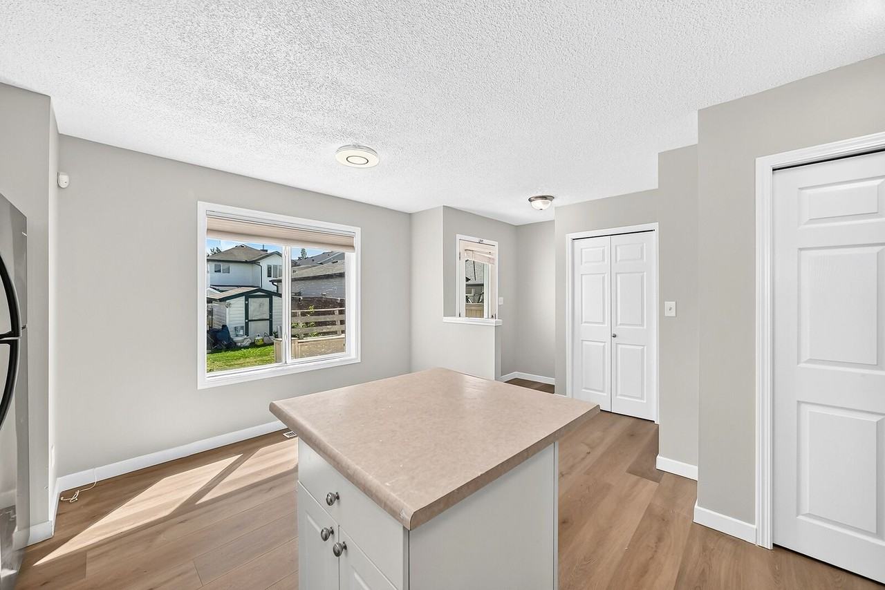203 84 St Sw - Photo 5 of 48