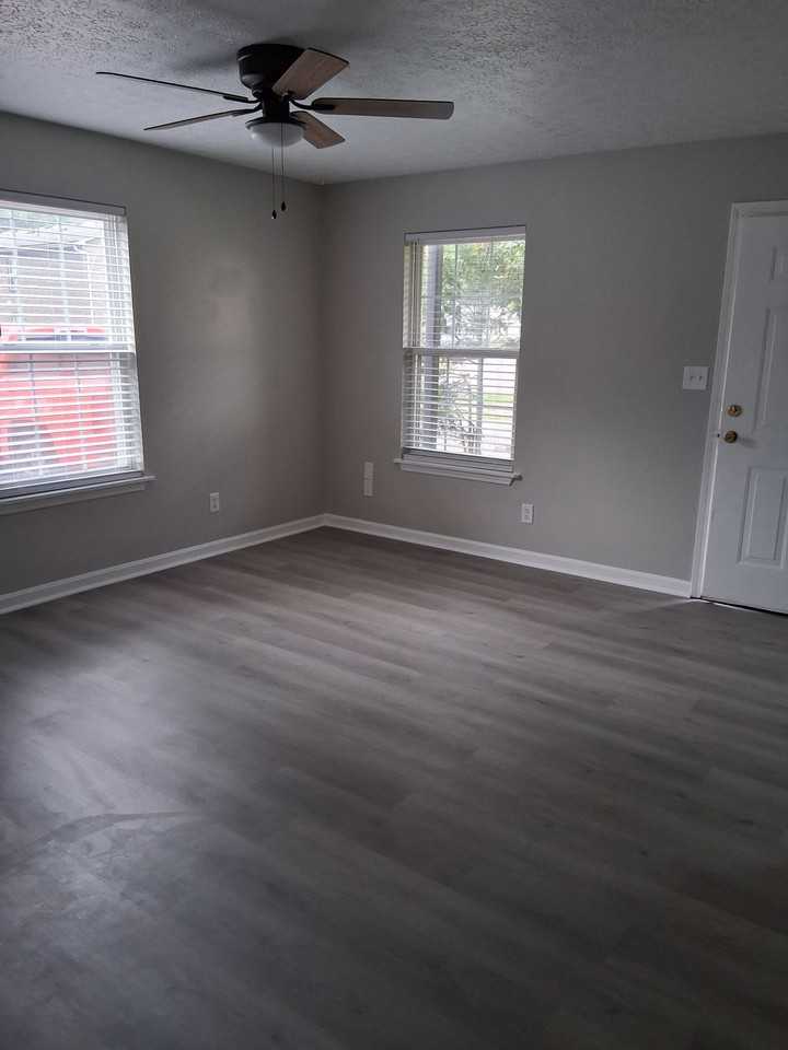 2017 Rockford Ln - Photo 2 of 6