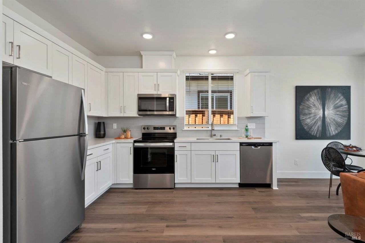 1426 Wrigley Ave - Photo 3 of 46