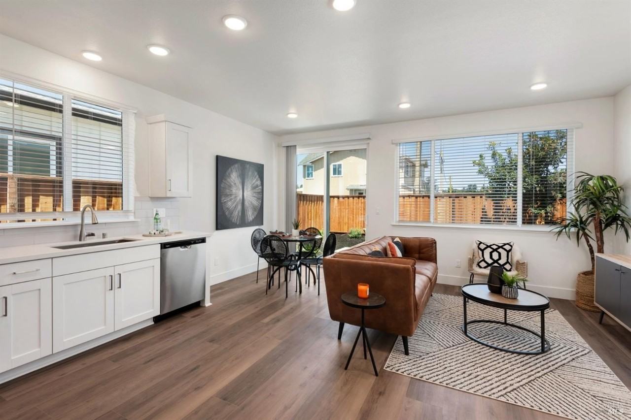 1426 Wrigley Ave - Photo 4 of 46