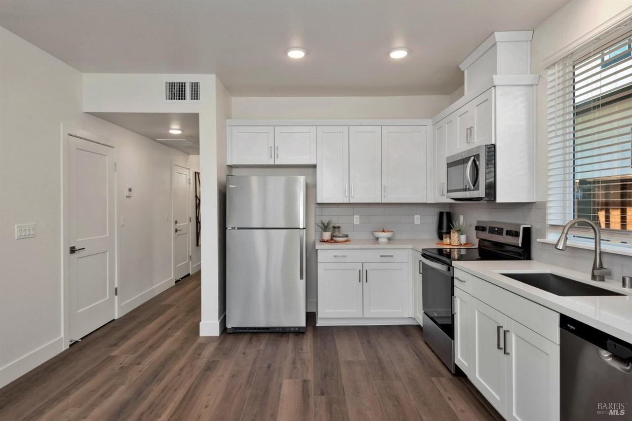 1426 Wrigley Ave - Photo 5 of 46