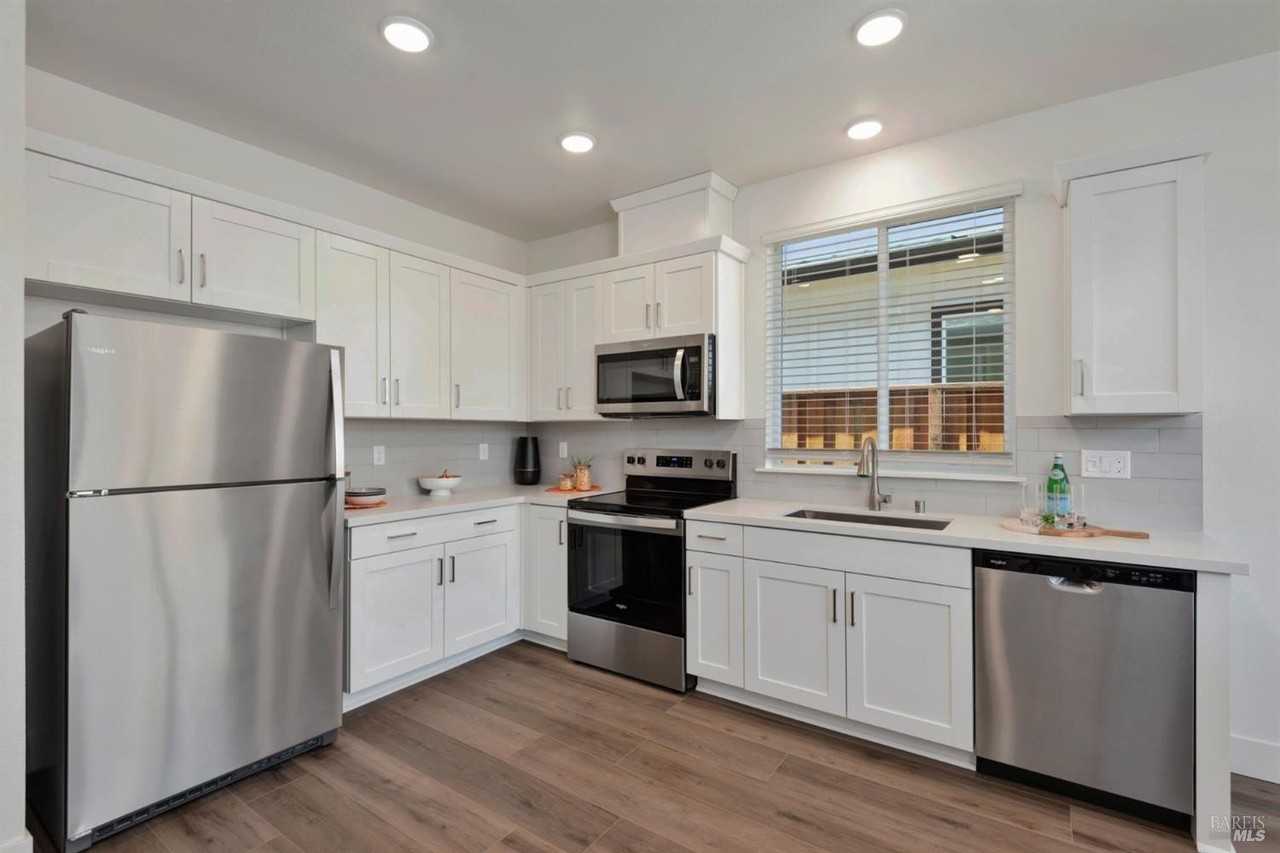 1426 Wrigley Ave - Photo 6 of 46