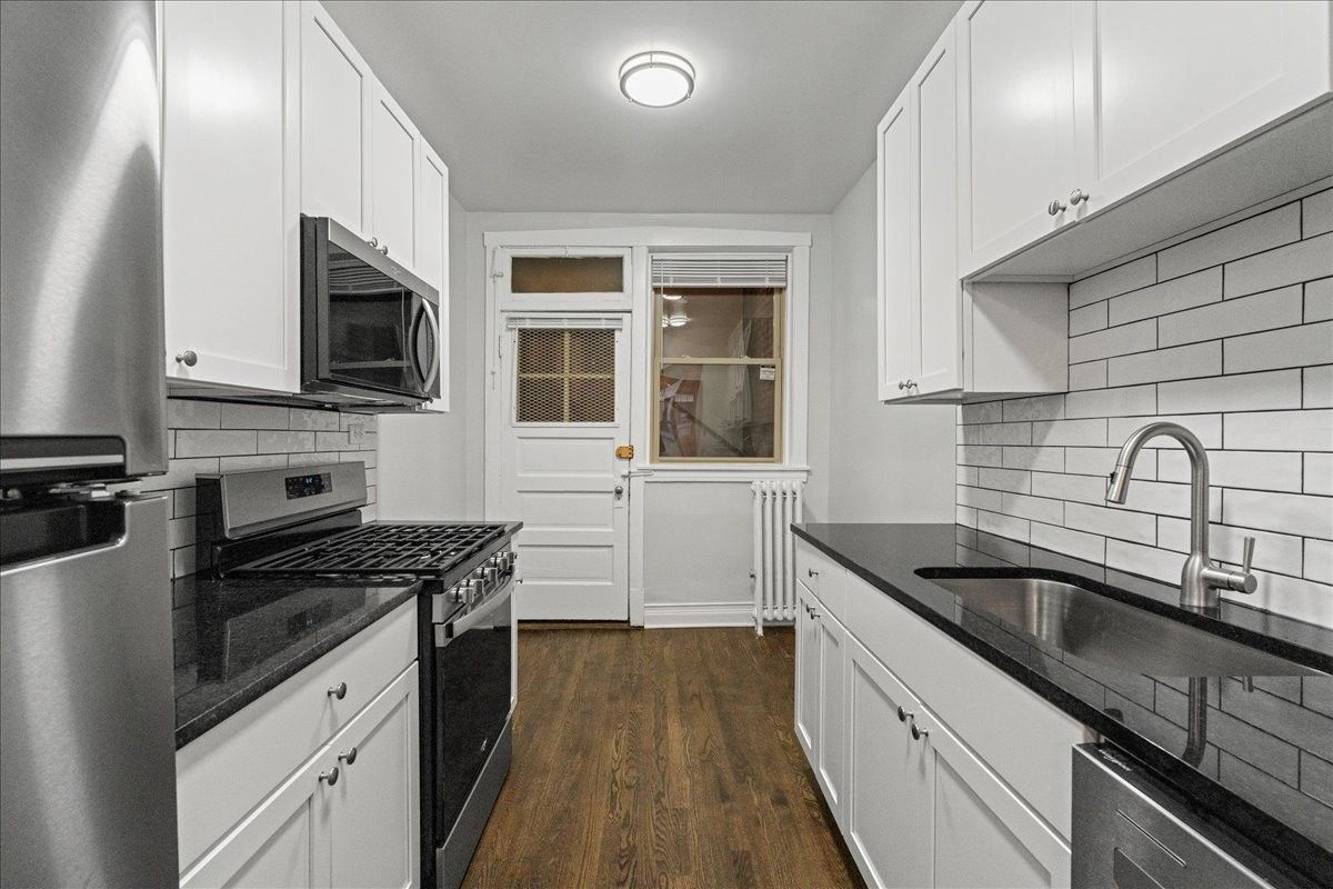 901 W Altgeld St #1B - Photo 2 of 8