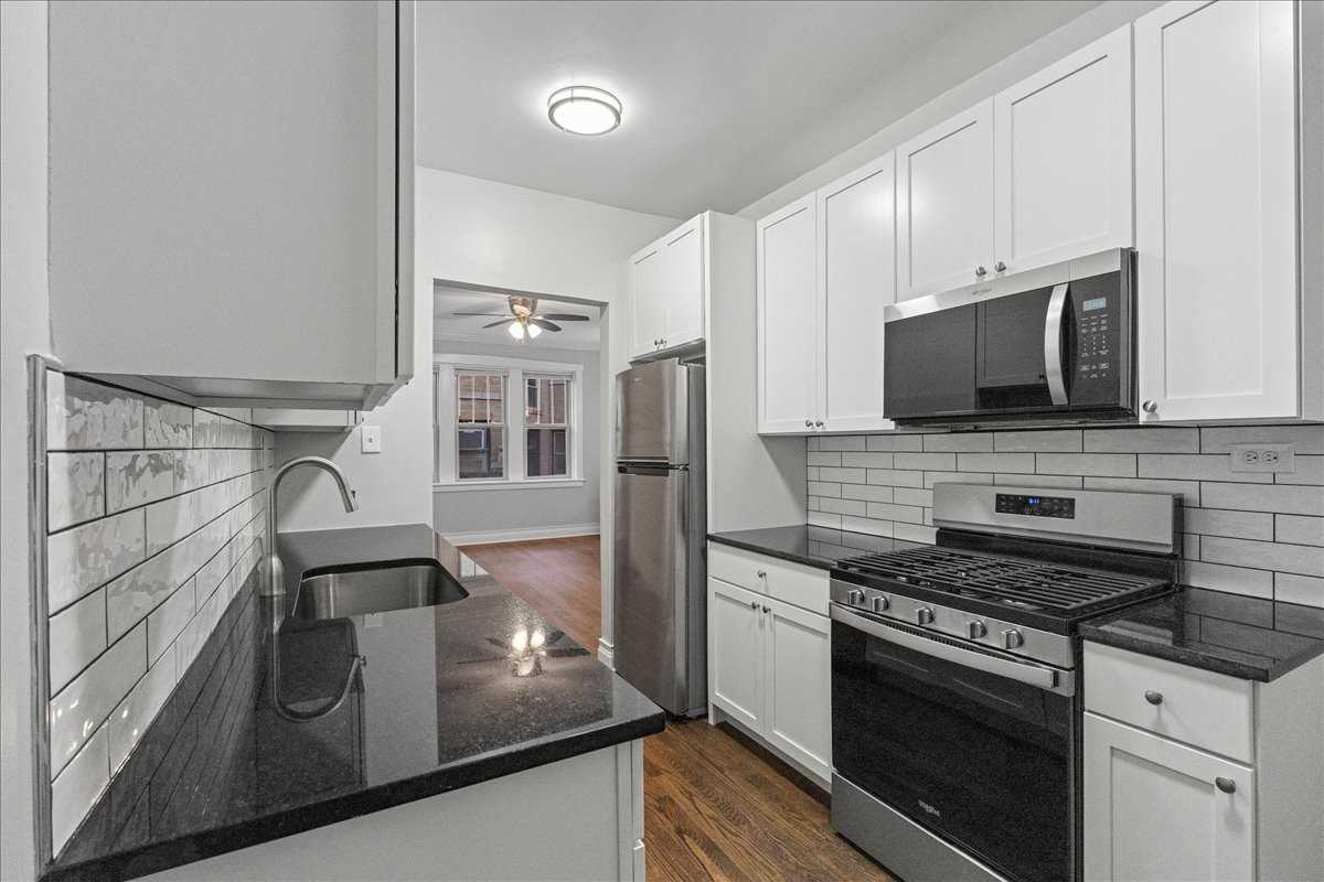 901 W Altgeld St #1B - Photo 3 of 8