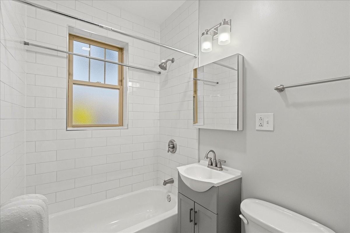 901 W Altgeld St #1B - Photo 5 of 8
