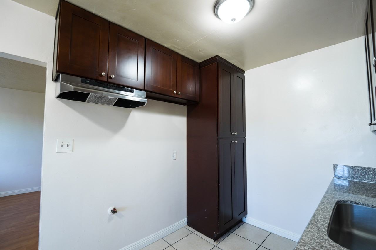 1020 East 12th Street #6 - Photo 6 of 9