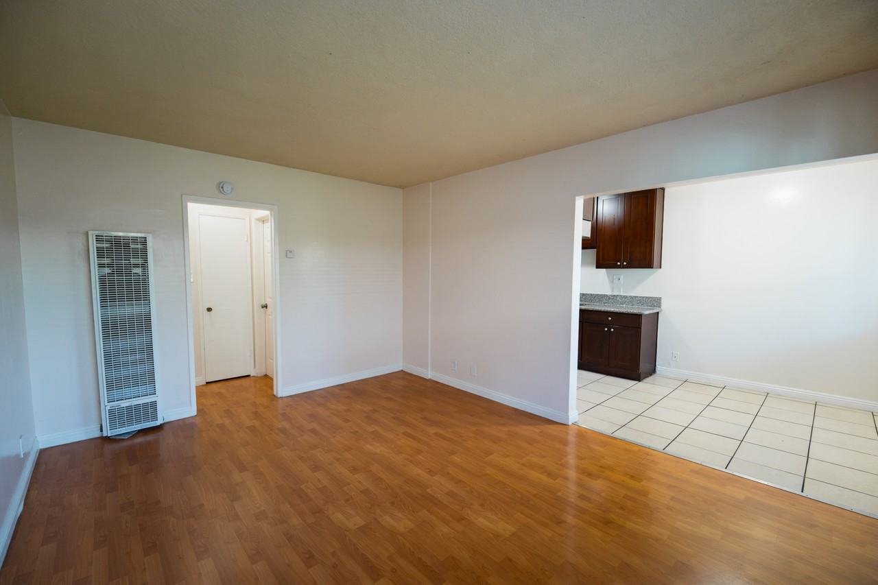1020 East 12th Street #6 - Photo 4 of 9