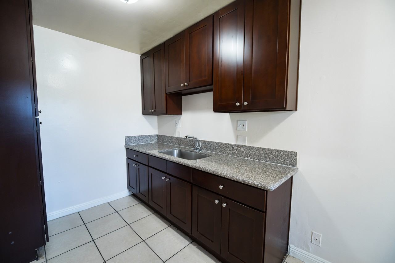 1020 East 12th Street #6 - Photo 7 of 9