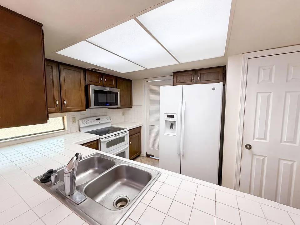6907 Welton Drive Northeast - Photo 2 of 16