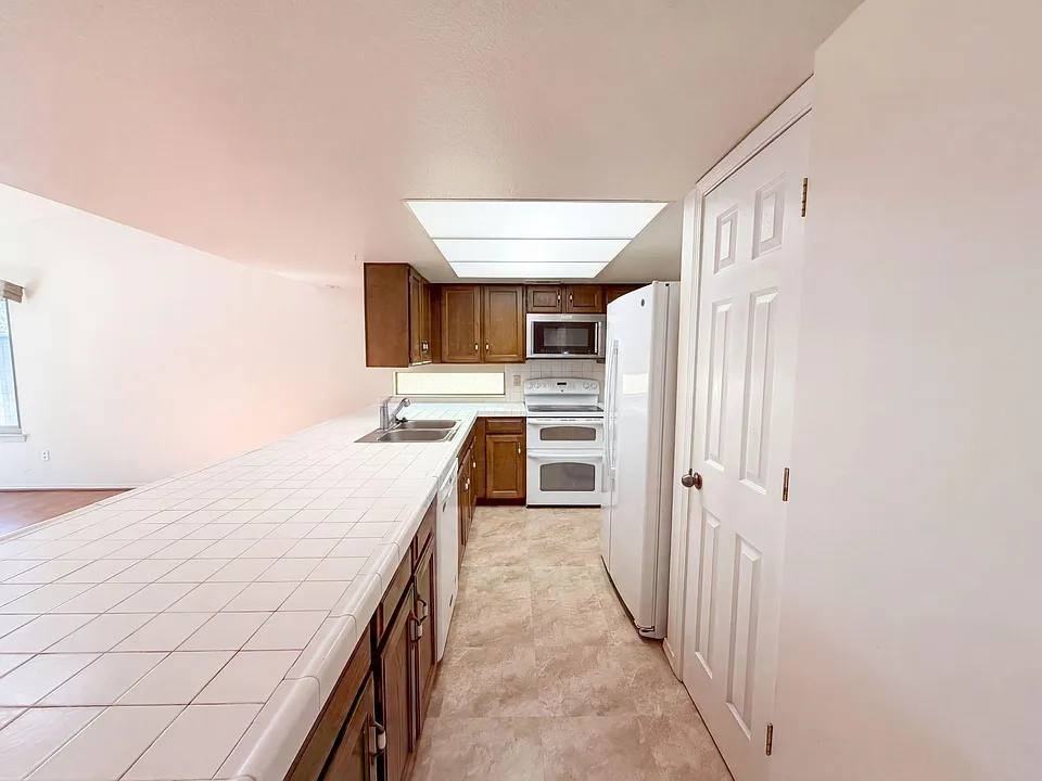 6907 Welton Drive Northeast - Photo 6 of 16