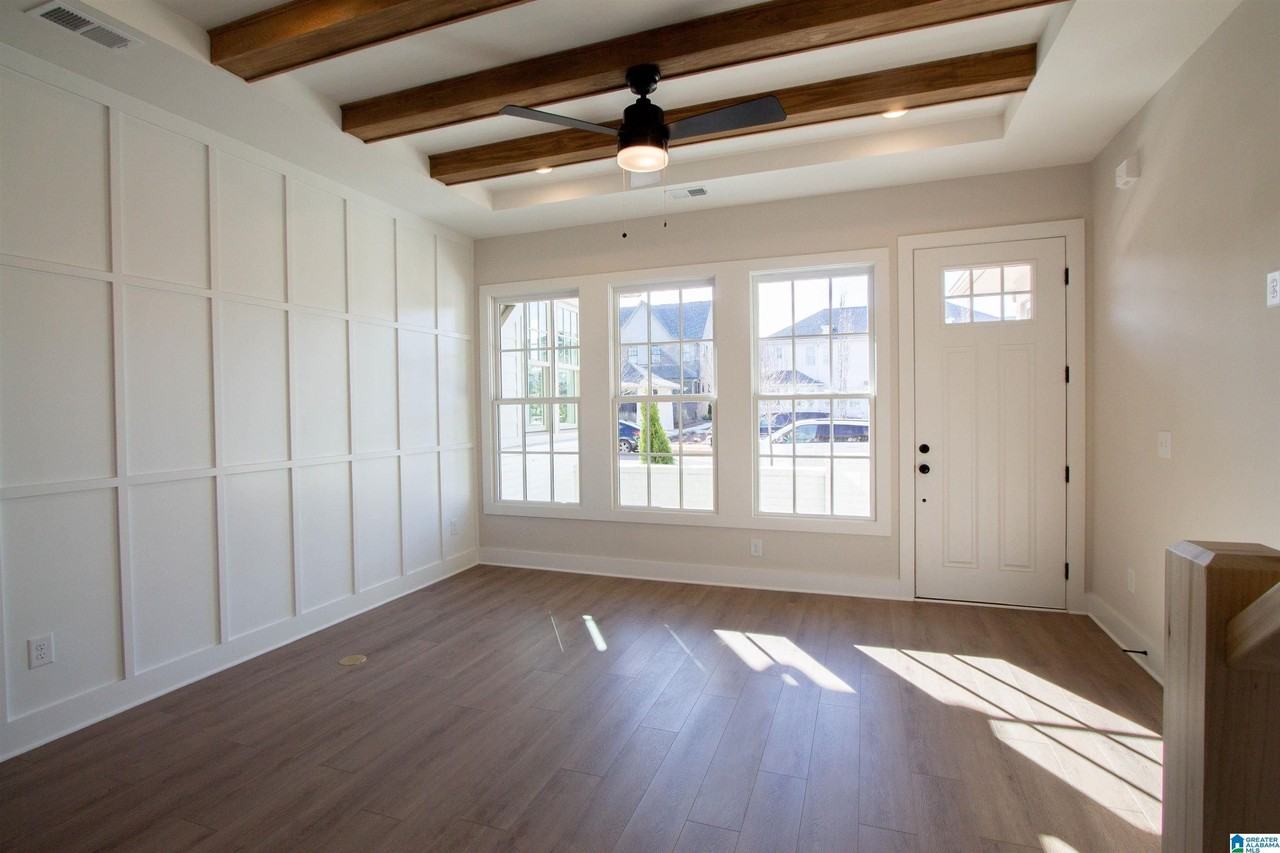 1190 Windsor Sq - Photo 3 of 17