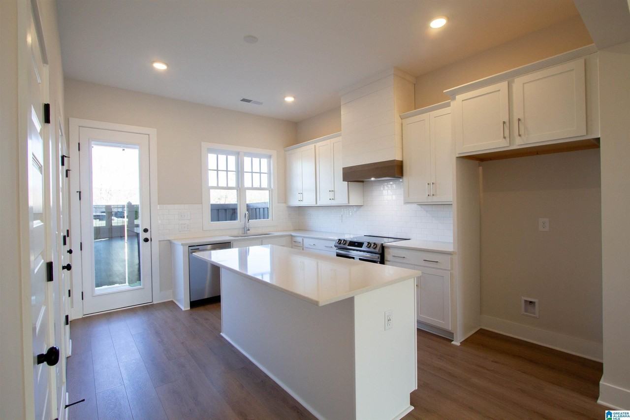 1190 Windsor Sq - Photo 6 of 17