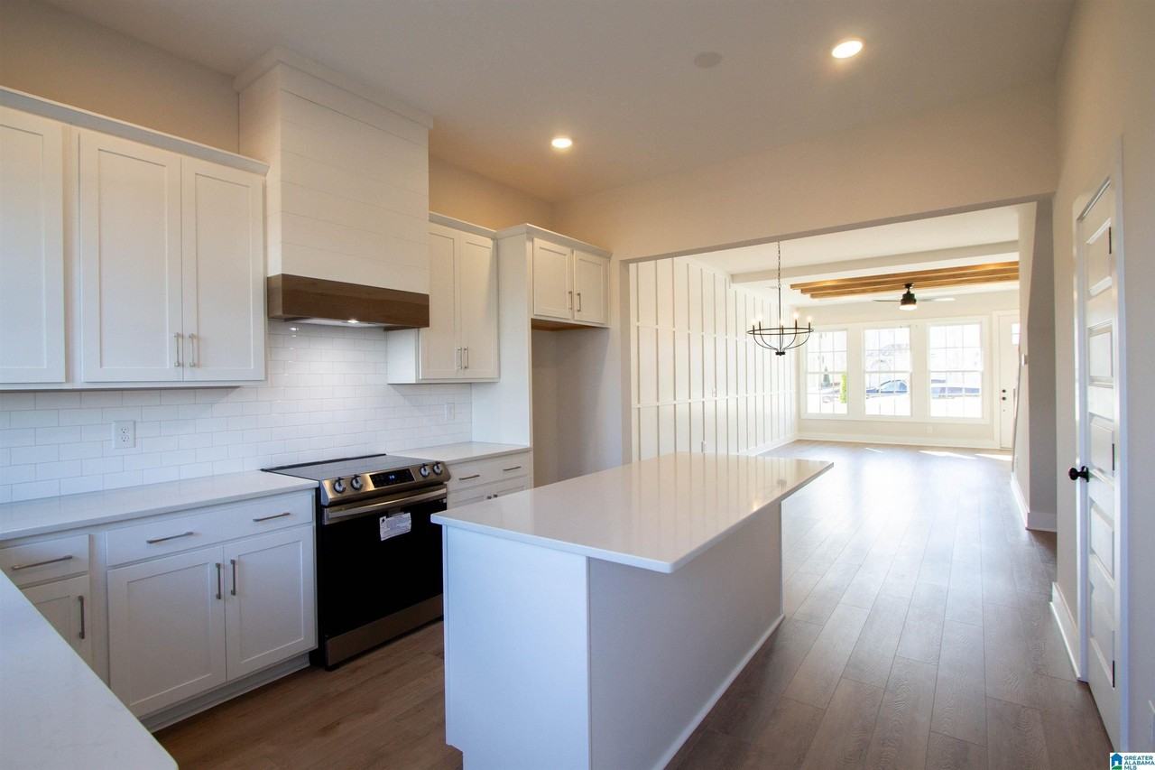 1190 Windsor Sq - Photo 7 of 17