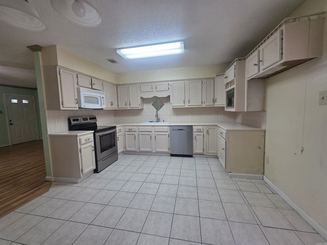 18305 Mac Arthur Dr - Photo 7 of 24