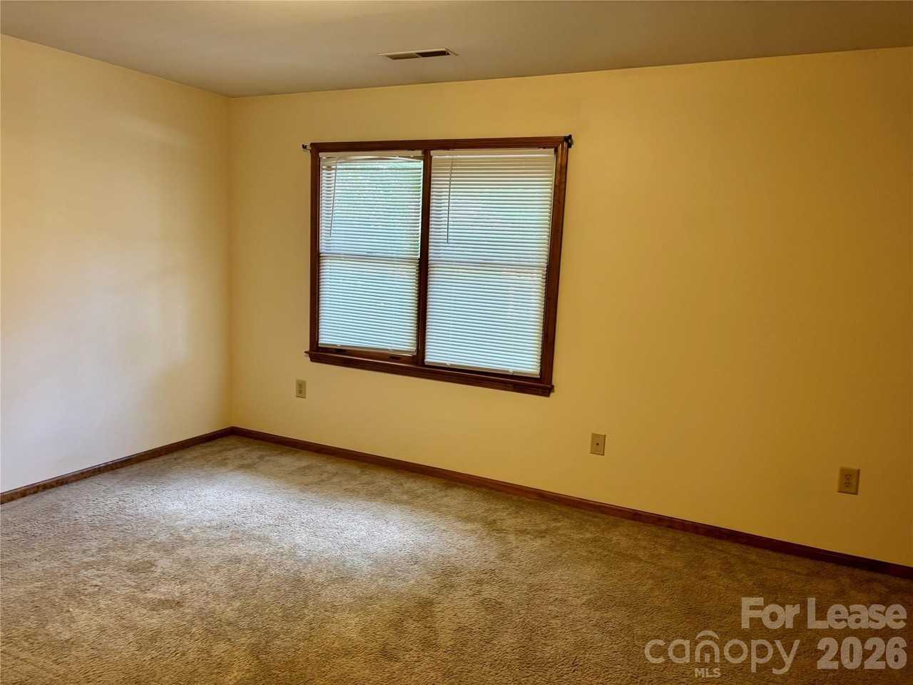163 Hillcrest Dr - Photo 5 of 12
