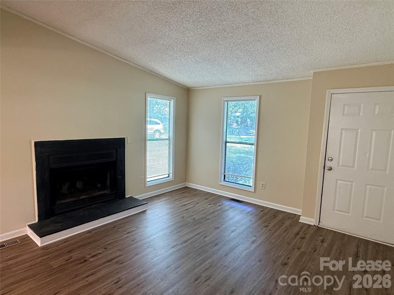 2220 Laburnum Ave - Photo 2 of 15