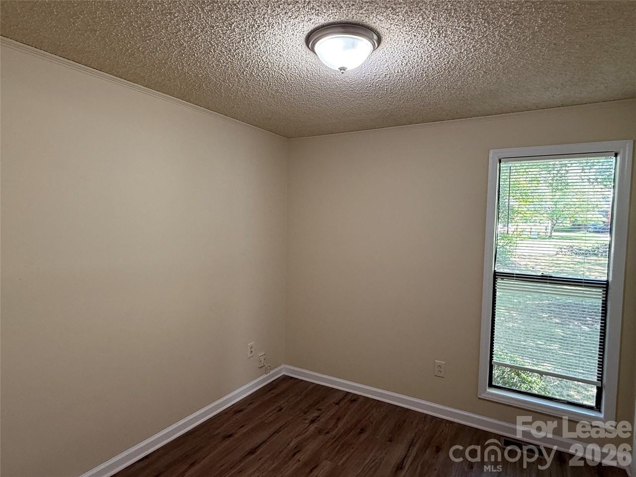 2220 Laburnum Ave - Photo 7 of 15