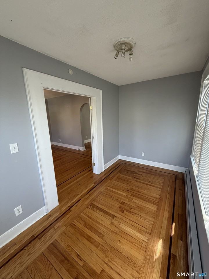 257 Sheffield Ave - Photo 7 of 8