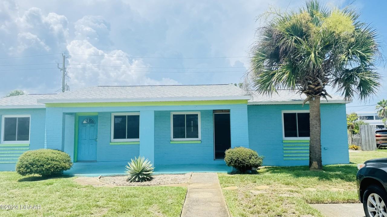 215 Rockefeller Dr #B - Photo 2 of 26