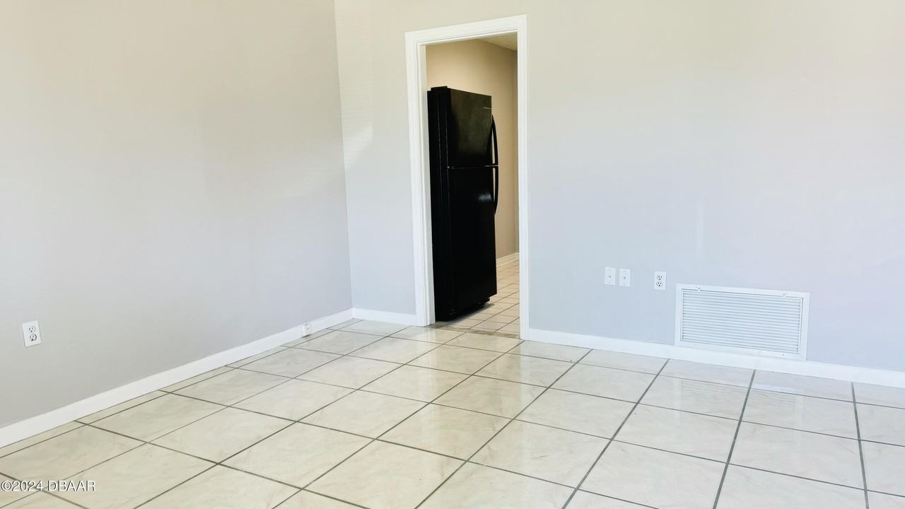 215 Rockefeller Dr #B - Photo 3 of 26