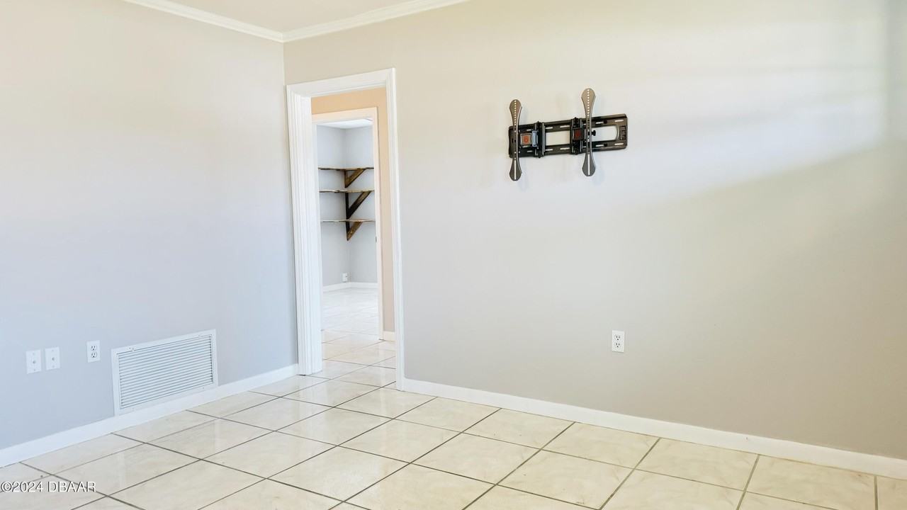 215 Rockefeller Dr #B - Photo 4 of 26