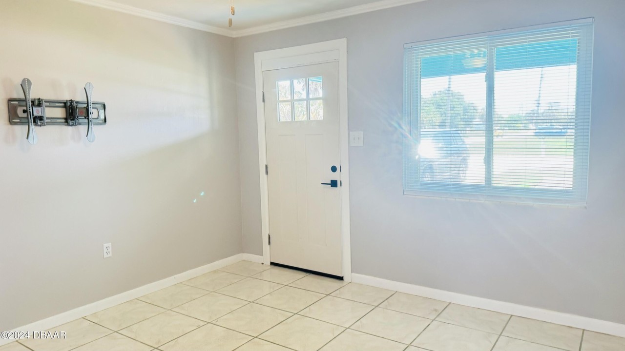 215 Rockefeller Dr #B - Photo 5 of 26