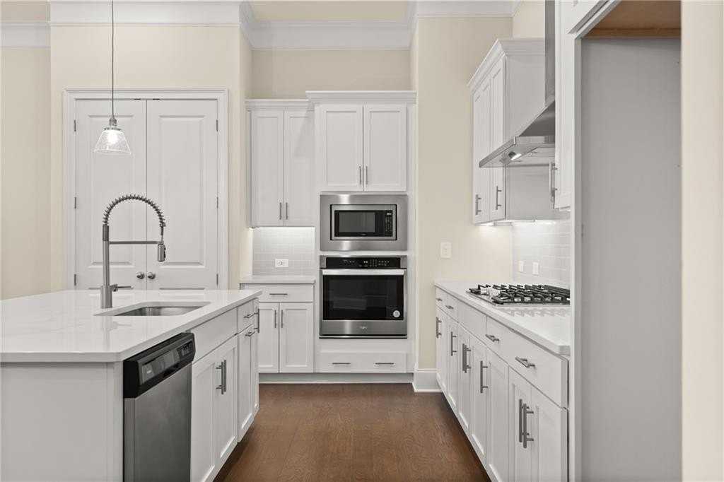 136 Village Green Ave - Photo 3 of 31