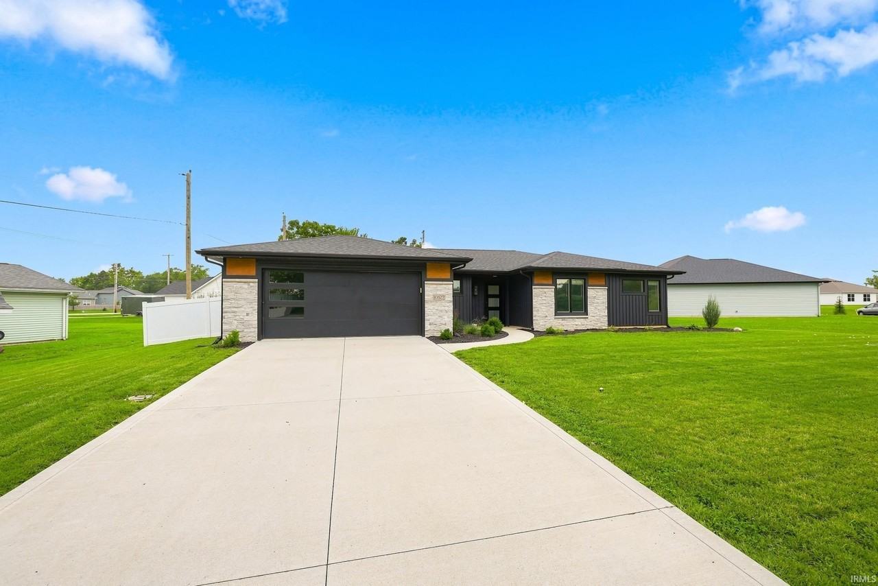 10827 Kathy Dr - Photo 2 of 44