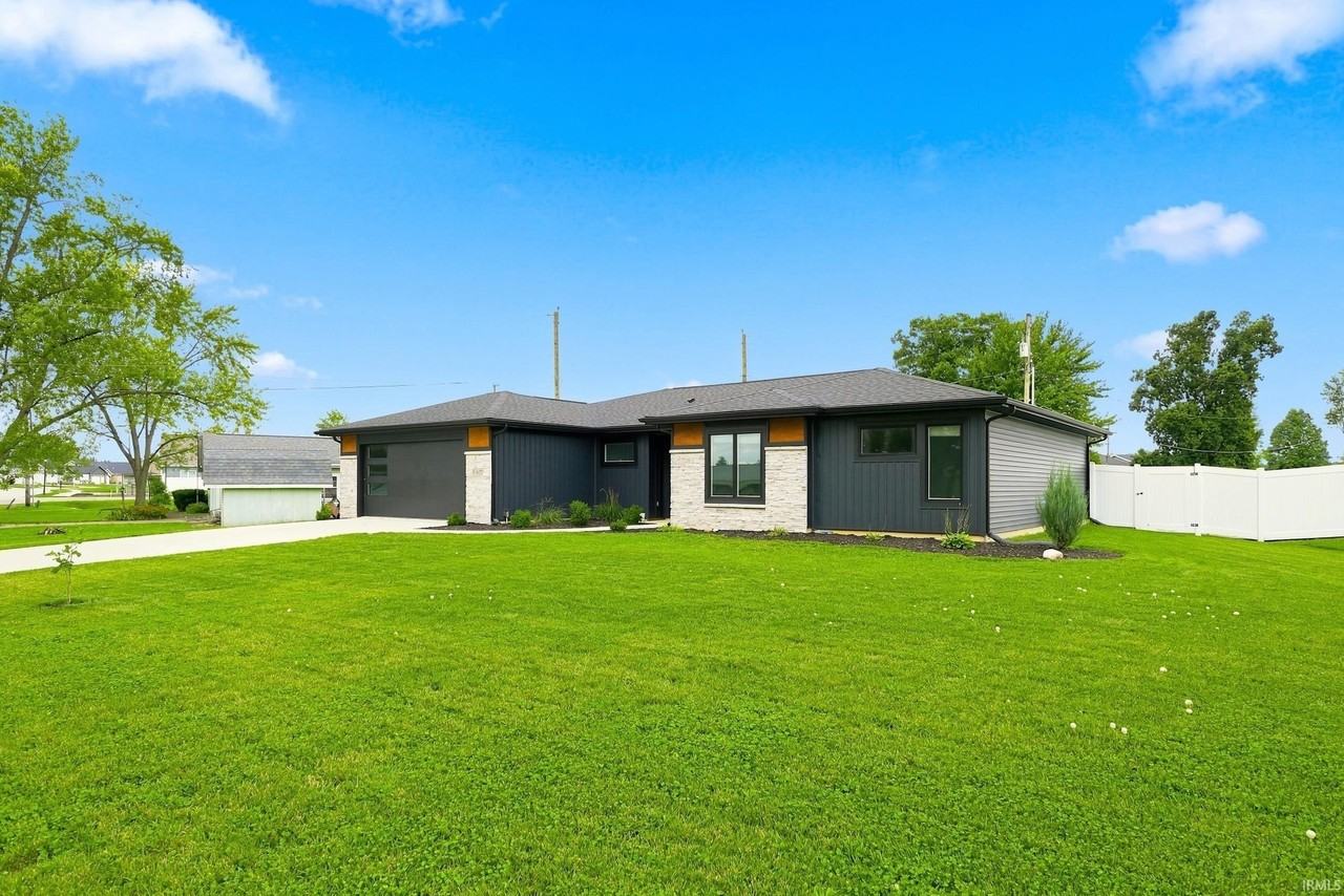 10827 Kathy Dr - Photo 3 of 44