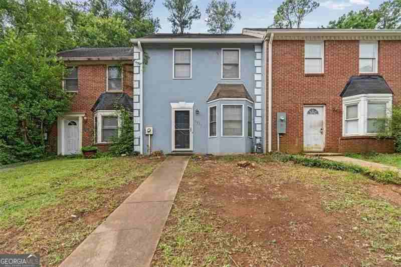 2927 Governors Ct - Photo 2 of 32