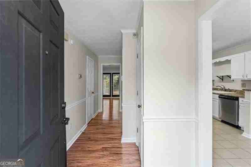 2927 Governors Ct - Photo 3 of 32