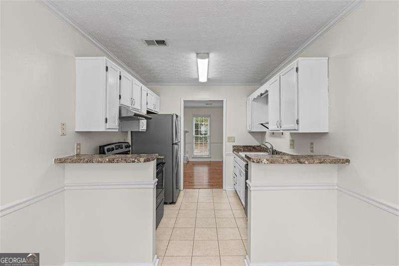 2927 Governors Ct - Photo 5 of 32