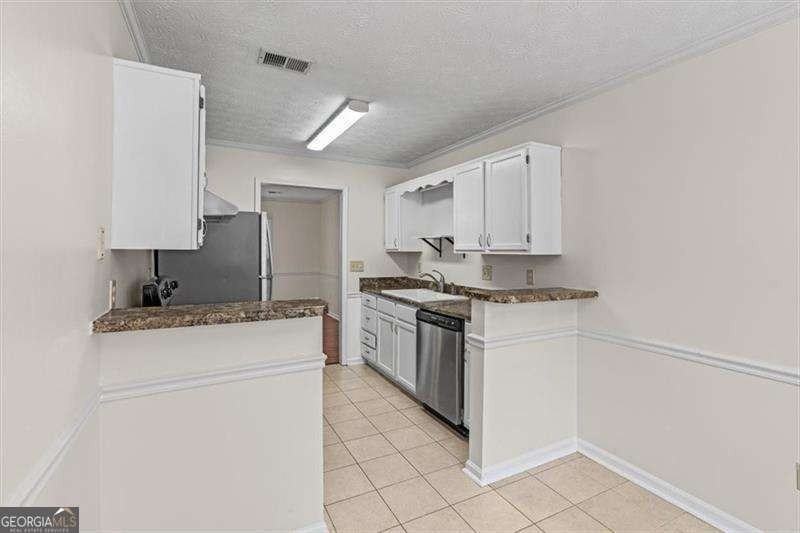 2927 Governors Ct - Photo 6 of 32