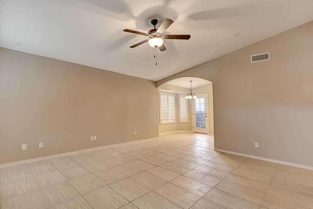 6097 Vintage St - Photo 4 of 38