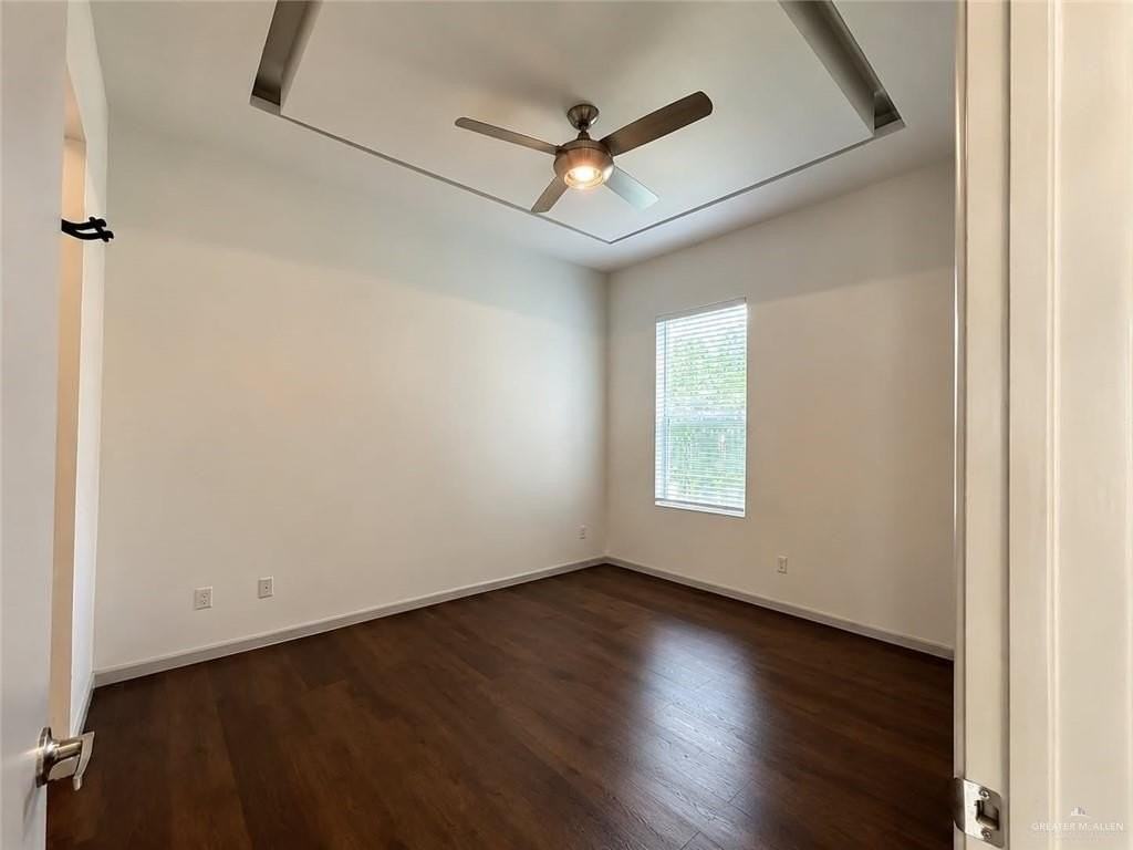 504 Hackberry Ave - Photo 4 of 15