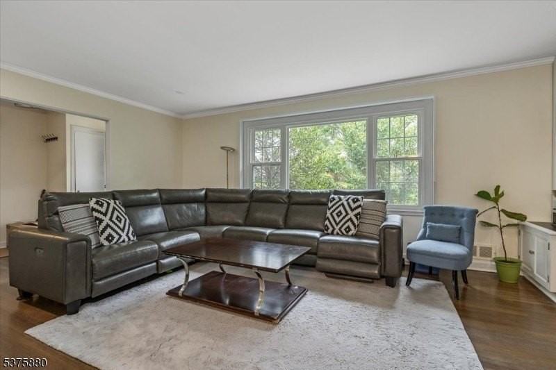 106 Greenwood Dr - Photo 2 of 14