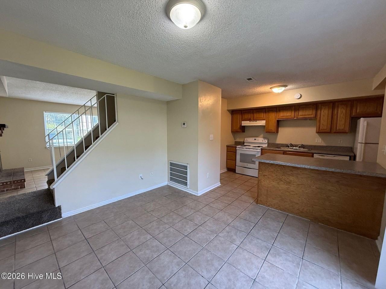 609 Myrtlewood Cir - Photo 3 of 11