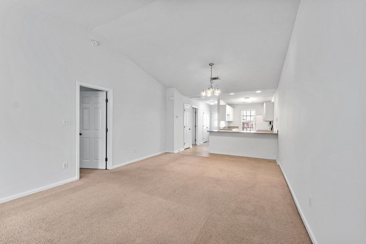 130 Bennington Ln - Photo 3 of 16