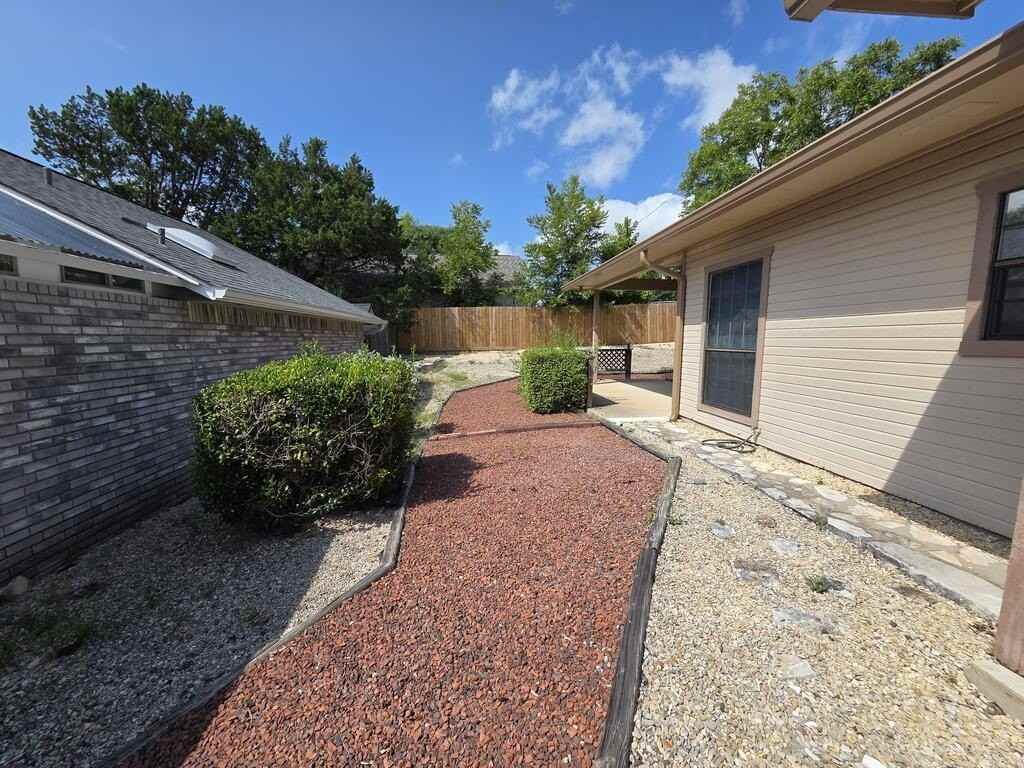 445 Florian Dr - Photo 5 of 35