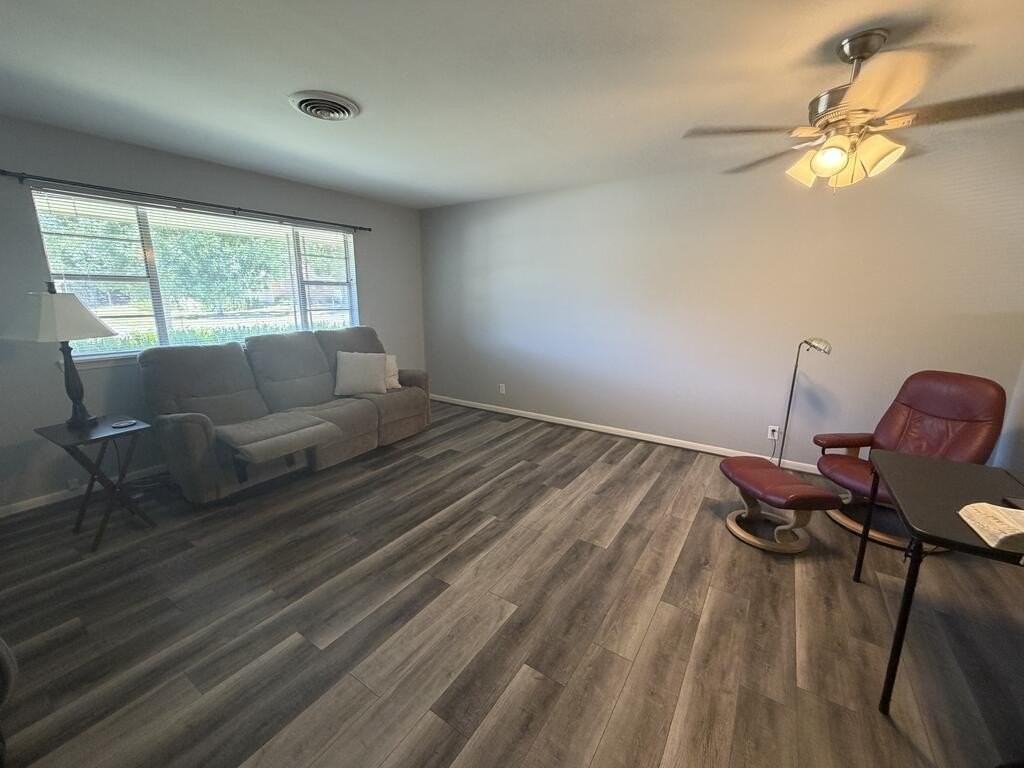 802 Lake Dr - Photo 2 of 8