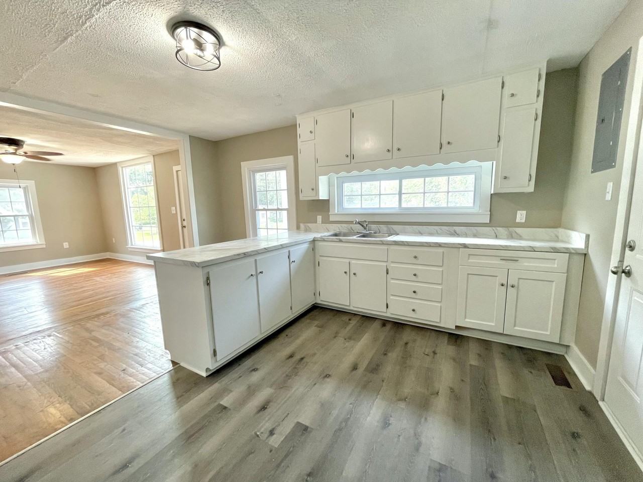209 Dixie Dr - Photo 4 of 14