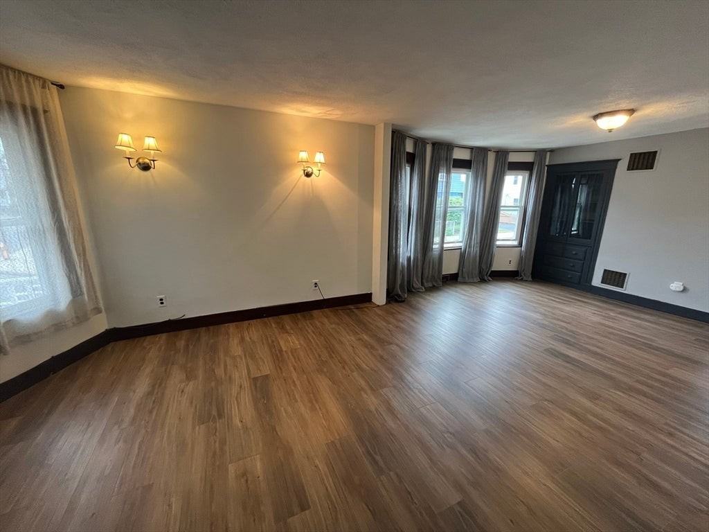 70 Windsor Rd - Photo 3 of 10