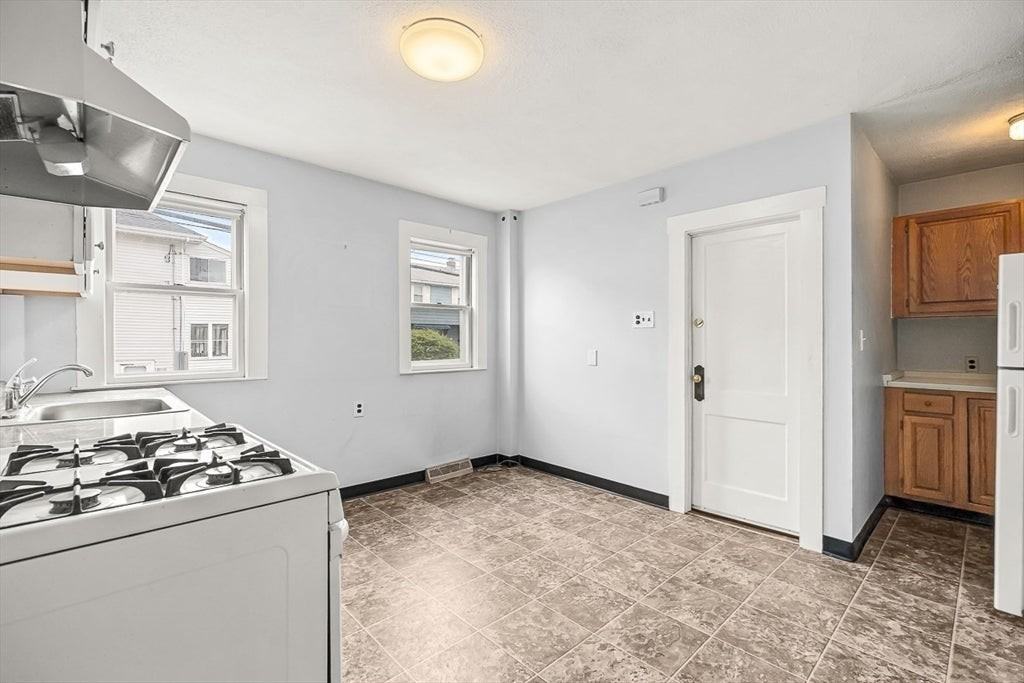 70 Windsor Rd - Photo 4 of 10