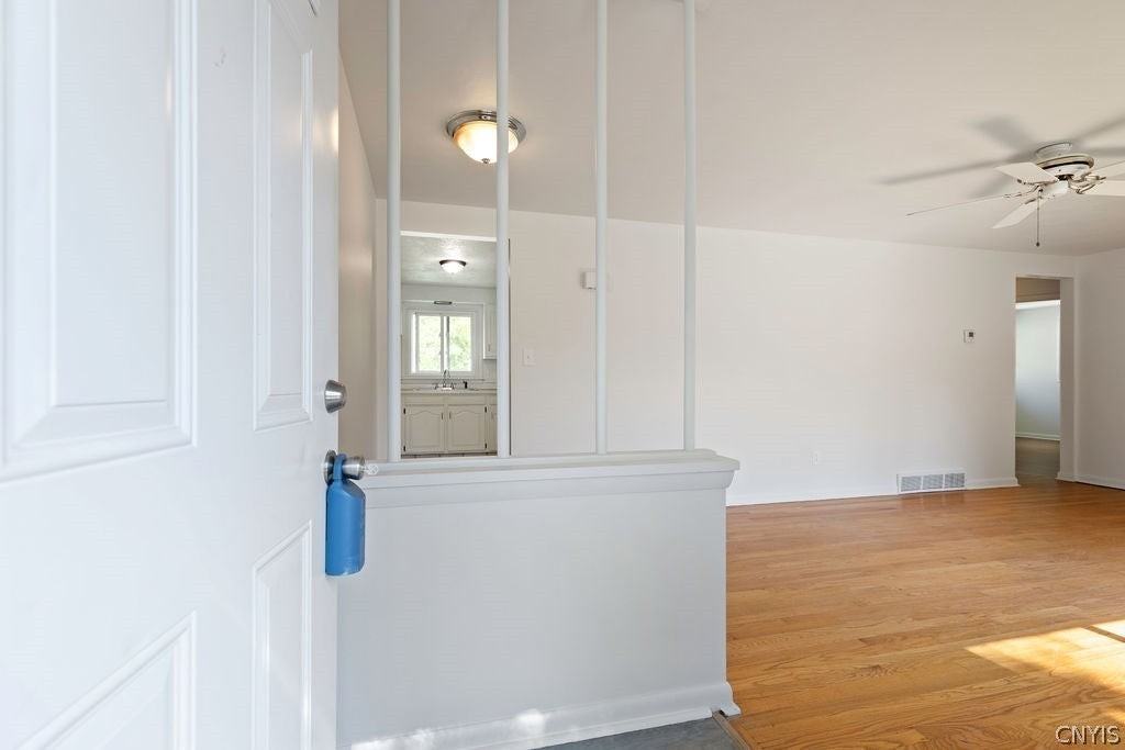 110 Wolcott Ter - Photo 4 of 23
